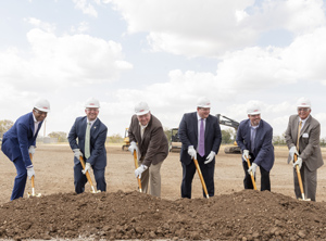 Symbolischer Spatenstich in Circleville: Avi Avula (Global Business Director bei DuPont Interconnect Solutions), Brian Stewart (Commissioner Pickaway County), Steve Irwin (Werksleiter Circleville), Larry Obhof (Ohio-Senatspäsident), Jon Kemp (President DuPont Electronics & Imaging) und Donald McIlroy (Bürgermeister Circleville – von links, Foto: DuPont)