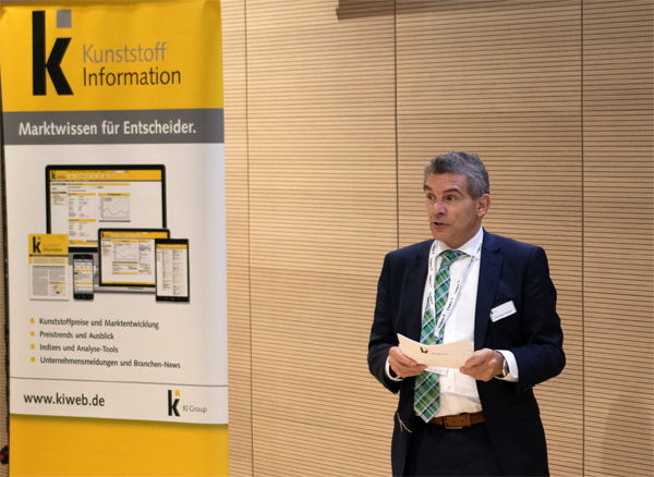 KI-Geschäftsführer Andreas Hertsch begrüßte die Besucher des KI Group-Summits in Düsseldorf (Foto: KI)