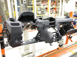 Montage von Armaturentafeln in Karlsruhe (Foto: SAS)