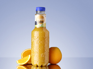 Erste recyclingfähige Saftflasche komplett aus RE PET (Foto: KHS)