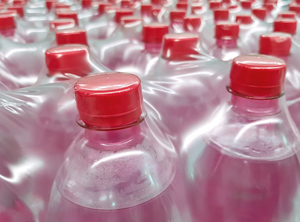 ExxonMobil und W&H haben eine Polyolefin-basierte Schrumpffolie mit 30 Prozent RE PE-Anteil als Umverpackung zum Beispiel für Flaschen entwickelt (Foto:ExxonMobil)