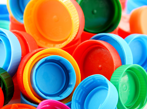 Milliarden von Deckeln und Verschlüssen für Getränkeflaschen werden von CSI produziert (Foto: Panthermedia/Monticello)