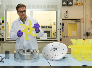 Mit dem Einsatz künstlicher Intelligenz soll die Entwicklung maßgeschneiderter Rezepturen für Präpolymere beschleunigt werden. Die Tests finden im F&E-Labor in Naugatuck, USA statt (Foto: Lanxess)