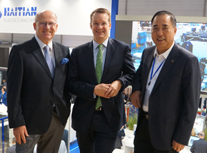 Prof. Helmar Franz, Prof. Dr.-Ing. Christian Hopmann und Zhang Jianming (von links, Foto: Haitian)
