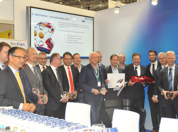 Tecpart-Geschäftsführer Michael Weigelt (links) überreichte das Kunststoff-