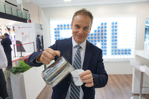 Die hitzebeständigen Dreischichtbecher haben eine Mittelschicht aus 80 Prozent RE PET (Foto: KI/Hauptmannl)