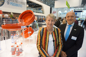 Astrid Hoffmann-Leist, Marketingleiterin von United Caps, und LyondellBasell-Verkaufsleiter Domenico Gigliobianco präsentieren die ersten verbundenen Verschlüsse auf der K (Foto: KI/Hauptmannl)