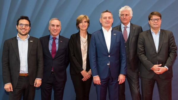 Die Präsidenten der drei Verbände Javier Constante (PlasticsEurope, 2.v.l.), Ton Emans (PRE, 3.v.r.) und Renato Zelcher (EuPC, 2.v.r.) sprachen sich gegen den Vorstoß der italienischen Regierung aus (Foto: EuPC)