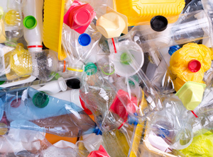 Mehr als 400 Firmen, Staaten und sonstige Körperschaften haben Plastikmüll den Kampf angesagt (Foto: Fotolia/photka)