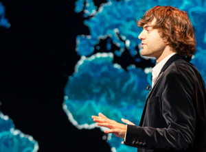 Boyan Slat bei der Vorstellung des Interceptor-Systems in Rotterdam (Foto: The Ocean Cleanup)
