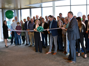 Das Team freut sich über die Eröffnung der neuen Europa-Zentrale (Foto: Emerald Kalama)
