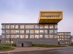 Wie aufeinandergeschichtete Lego-Blöcke: Der erste Teil des neuen Campus in Billund (Foto: Lego)