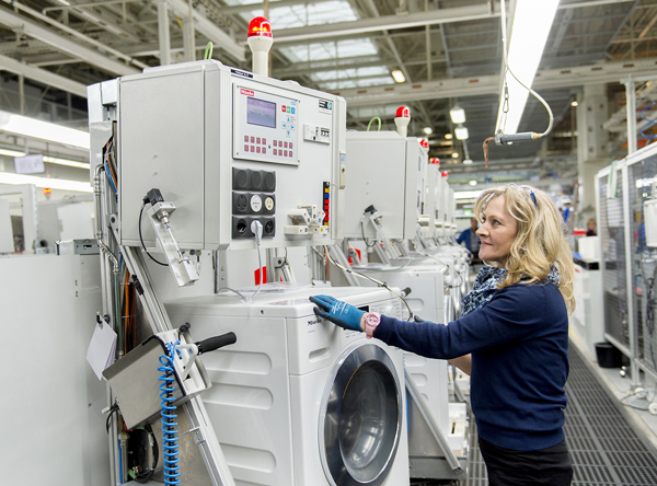 Die Kapazität der Waschmaschinenfertigung im Stammwerk Gütersloh wird in den nächsten Jahren zum Teil nach Polen verlagert (Foto: Miele)