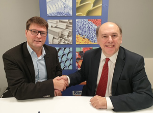 EuPC-Geschäftsführer Alexandre Dangis (links) und BPF-Direktor Philip Law besiegeln die MORE-Partnerschaft am 11. November in London (Foto: EuPC)
