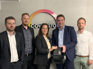 Lisa Ketelsen und Arne Böttcher (r.) von Covestro beim Abschluss der Vertriebsdeals mit Dirk Punke (2.v.r.), Geschäftsführer der Büfa Thermoplastic Composites, und seinen Mitarbeitern (Foto: Covestro)
