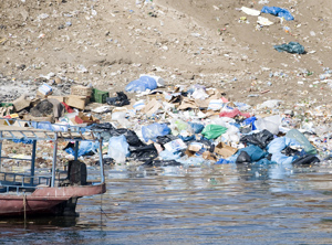 Abfall an den Ufern des Nils und anderen großen Flüssen endet meist als Marine Litter (Foto: PantherMedia/imagebrokermicrostock)