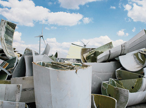 Grob zerkleinerte Windkraftrotorblätter auf glasfaserverstärkten Kunststoffen (Foto: Neowa/Butenhoff)
