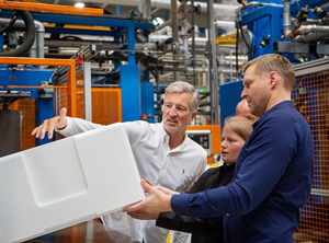 Harald Kogler (li.), Vorstand der Hirsch Servo Gruppe, mit dem Test-Team aus Mitarbeitern von BEWiSynbra und der Hirsch Servo-Gruppe (Foto: Hirsch Servo)