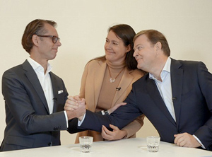 Führungswechsel in Heerlen: CEO Feike Sijbesma (r.) mit seinen designierten Nachfolgern Geraldine Matchett (Mitte) und Dimitri de Vreeze (Foto: DSM)