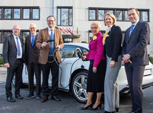 Produkte für die E-Mobilität bereiten dem Harting-Vorstand derzeit Freude: Dr. Michael Pütz, Dietmar Harting, Philip Harting, Margrit Harting, Maresa Harting-Hertz und Andreas Conrad (von links, Foto: Harting)