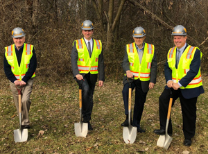 Der geschäftsführende Gesellschafter Michael Mehnert (2.v.l.) beim Spatenstich mit den Managern der US-Tochter: CFO Owen Johnston, Chairman Martin Stark, President & COO Steven London (von links, Foto: Bekum)