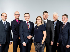 Der neue Vorstand von European Bioplastics mit Paolo La Scola, Patrick Zimmermann, François de Bie, Mariagiovanna Vetere, Lars Börger, Jean-Marc Nony, Erwin Lepoudre und -- nicht auf dem Bild: Michael von Kettele (von links, Foto: European Bioplastics)