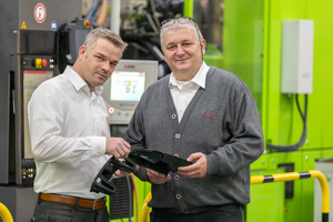 Timothy Schneider (links), Projektleiter bei Roth Plastic Technology, und Dieter Burmeister, Geschäftsführer bei SB Meissner prüfen den Reifegrad eines Kunststoffteils (Foto: Roth Plastic Technology)
