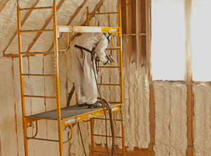 Anwendung von PUR-Sprühschaum zur Wärmedämmung in Nordamerika (Foto: Icynene)