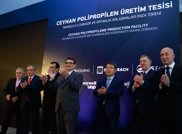 Offizielle Zeremonie zum Lizenz-Abkommen für die türkische PP-Anlage (Foto: Rönesans)