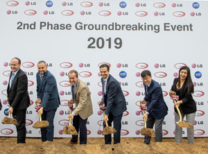 Grundsteinlegung für die Erweiterung (Foto: ZKW)