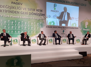 Timur Erk, Präsident des Verbands der chemischen Industrie in der Türkei (2.v.l.), und andere Gesprächsteilnehmer bei der Podiumsdiskussion (Foto: KI)