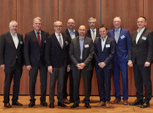 Der neue Vorstand des Fachverbands Schaumkunststoffe und Polyurethane um den Vorsitzenden Albrecht Manderscheid (Dritter von links, Foto: FSK)