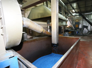 Unter anderem werden die bekannten blauen PE-Fässer zu qualitätsgarantierten Rezyklaten aufgearbeitet (Foto: Saydas Plastik)