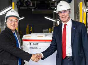 Im Rahmen der Eröffnungsfeier in Shanghai erhält Daniel Wang (links), Procurement Manager von Borouge, die erste Palette Irganox 1076 von Hermann Althoff, Senior Vice President, Performance Chemicals Asia Pacific (Foto: BASF)