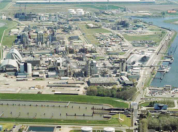 Im Chemie-Park Delfzijl zwischen Groningen und Emden will Avantium die kommerzielle FDCA-Anlage errichten – sofern bis Ende des Jahres genug Geld zusammenkommt (Foto: Chemie-Park Delfzijl)