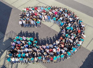 Mitarbeiter an der Zentrale in Vilsbiburg (Foto: Dräxlmaier)