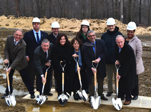 Spatenstich für das neue Gebäude: Uwe Kassens (vorne links), Director Europe Composites und Global Technical Director Pultrusion, mit Mitarbeitern aus South Euclid und Vertretern der örtlichen Kommunalpolitik (Foto: Röchling)