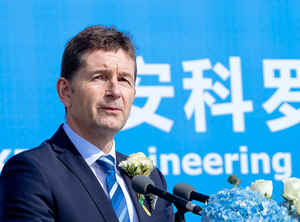 Geschäftsführer Andreas Stuber bei einer Rede anlässlich der Grundsteinlegung in Changzhou (Foto: Akro-Plastic)