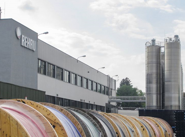 Werk des Kunststoffverarbeitungskonzerns im österreichischen Neulengbach (Foto: Rehau)