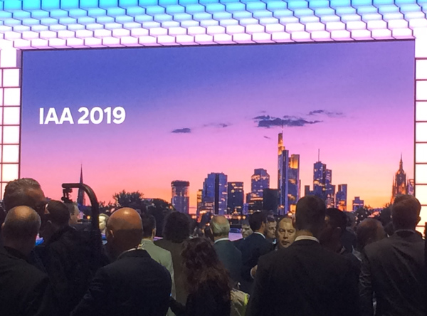 Die Frankfurter Skyline und die IAA waren fast 70 Jahre lang untrennbar verbunden. Jetzt zeichnet sich ein Umbruch ab, Pkw werden künftig im Norden, Osten oder Süden der Republik bestaunt werden (Foto: KI)