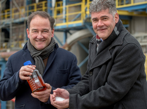 Frank Kuijpers (links) und Jeroen Castelijn präsentieren in Geleen die ersten in den Niederlanden erzeugten Polymere auf Pyrolyseöl-Basis (Foto: Sabic)