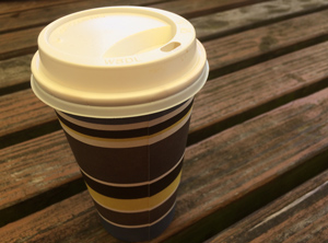 Auch Coffee-to-go-Becher sind betroffen (Foto: KI)