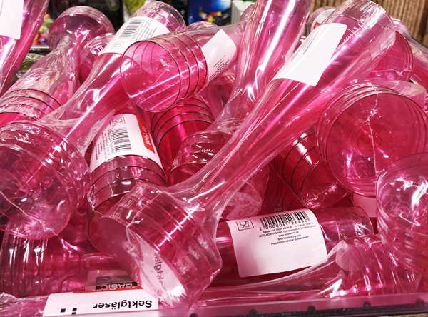 Ein Aktionsbündnis mehrerer Nicht-Regierungsorganisationen will die Flut unnötiger Einweg-Produkte und Verpackungen eindämmen (Foto: KI)