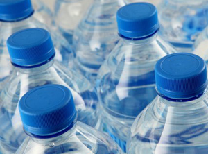 Ab 2025 sollen sämtliche Kunststofflaschen im Nachbarland gesammelt und recycelt werden (Foto: laurent/iStockPhoto)