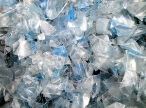 Gewaschene PET-Flakes (Foto: KI)