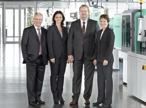 Arburg ist in dritter Generation familiengeführt. Die Gesellschafter (v.l.): Seniorchef Eugen Hehl (Beratung), Juliane Hehl (Marketing), Michael Hehl (Sprecher der Geschäftsführung und Werksentwicklung) und Renate Keinath (Personal- und Sozialwesen) (Foto: Arburg)