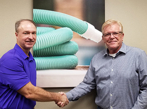 Plastiflex-US-Vertriebsschef Mark Monper (links) besiegelte die Transaktion mit Smooth Bor am 27. Januar (Foto: Plastiflex)