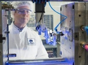 Investition in die Spritzgieß-Reinraumfertigung (Foto: Helvoet)