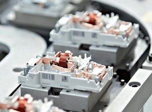 Fertigung von Komponenten für die Elektroinstallation (Foto: Hager)