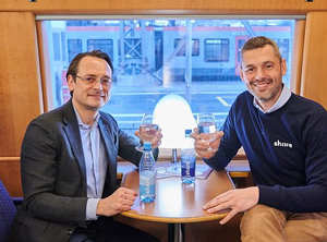 Michael Peterson, Vorstandsvorsitzender DB Fernverkehr und Sebastian Stricker, Gründer und Geschäftsführer von share (v.l.; Foto: Share)